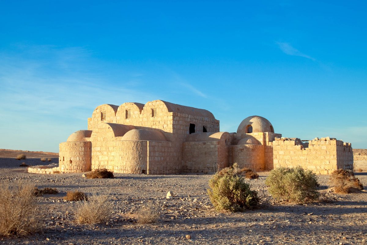 jordanien das wucc88stenschloss qusayr amra stammt aus dem frucc88hen 8 jahrhundert und ist vor allem fucc88r seine wandmalereien bekannt jordanien trouvail fotolia 1200x800 1 1